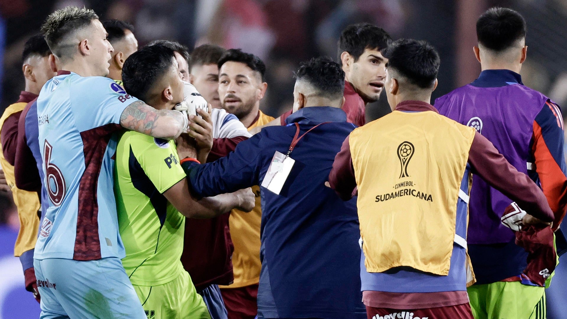 Pelea entre jugadores de Lanus y la Universidad de Chile en la Copa Sudamericana / FOTO: EFE