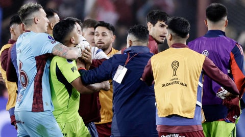 Pelea entre jugadores de Lanus y la Universidad de Chile en la Copa Sudamericana / FOTO: EFE