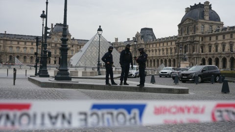 Policía en el Museo de Louvre (AFP)