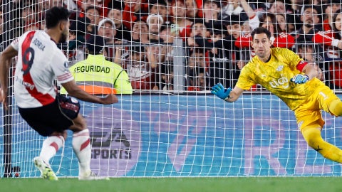 Penalti de Miguel Ángel Borja con River Plate / FOTO: EFE