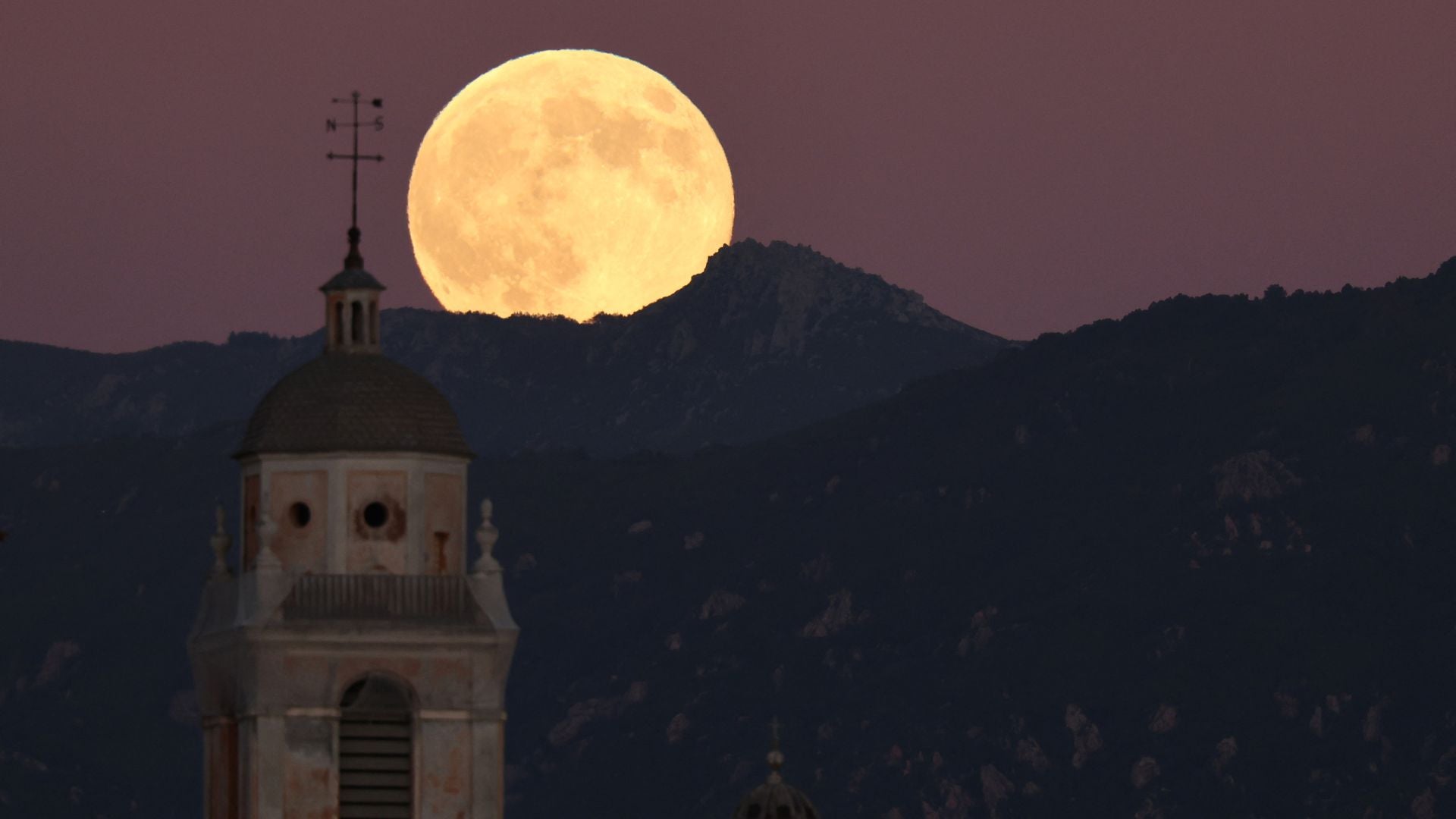 Superluna este 5 de noviembre vista desde Francia - Foto AFP