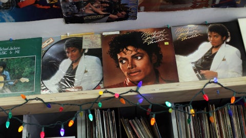 Álbumes de Michael Jackson expuestos en la tienda A-1 Records el 26 de junio de 2009 en Nueva York-Foto: AFP