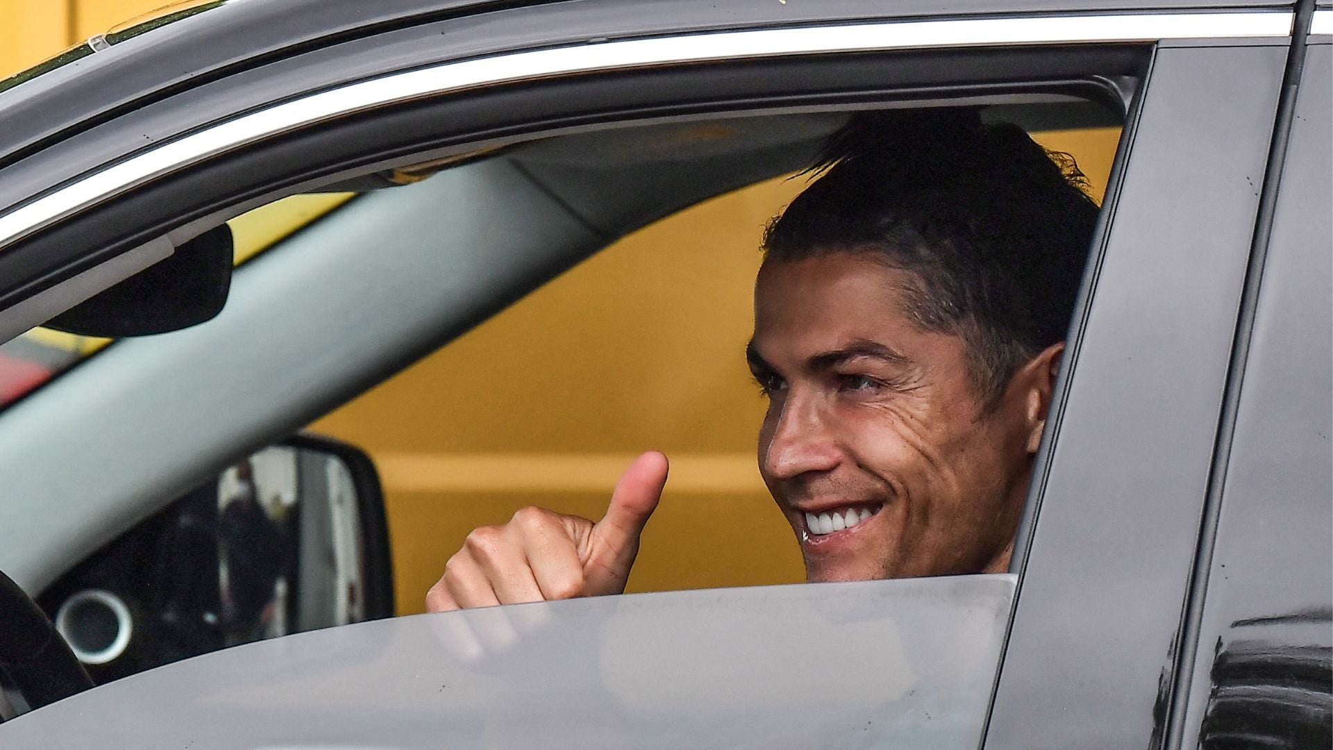 Cristiano Ronaldo abandonando un entrenamiento en su carro en 2020 - Foto AFP