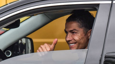 Cristiano Ronaldo abandonando un entrenamiento en su carro en 2020 - Foto AFP
