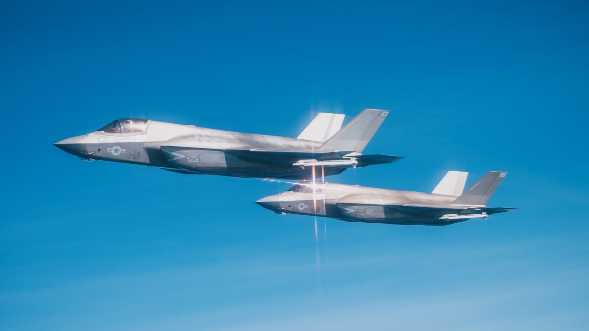 Sobrevuelos de bombarderos B-52 y aviones de guerra F-35 frente a Venezuela