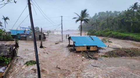 Viviendas afectadas por el supertifón Fung-wong en Filipinas - Foto AFP