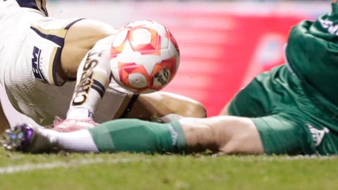 Falta contra el arquero / FOTO: EFE