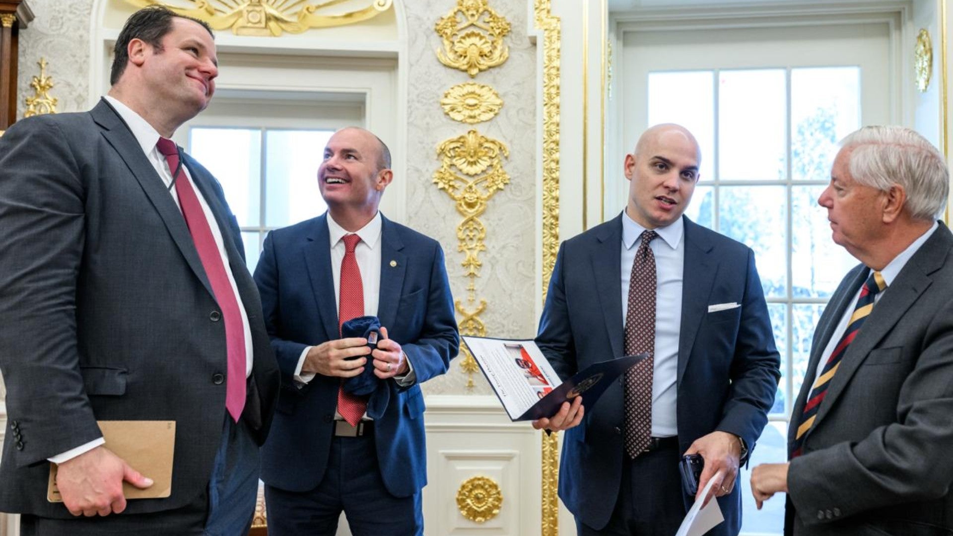 Fotografía del presidente Petro en un documento causó revuelo en Colombia.