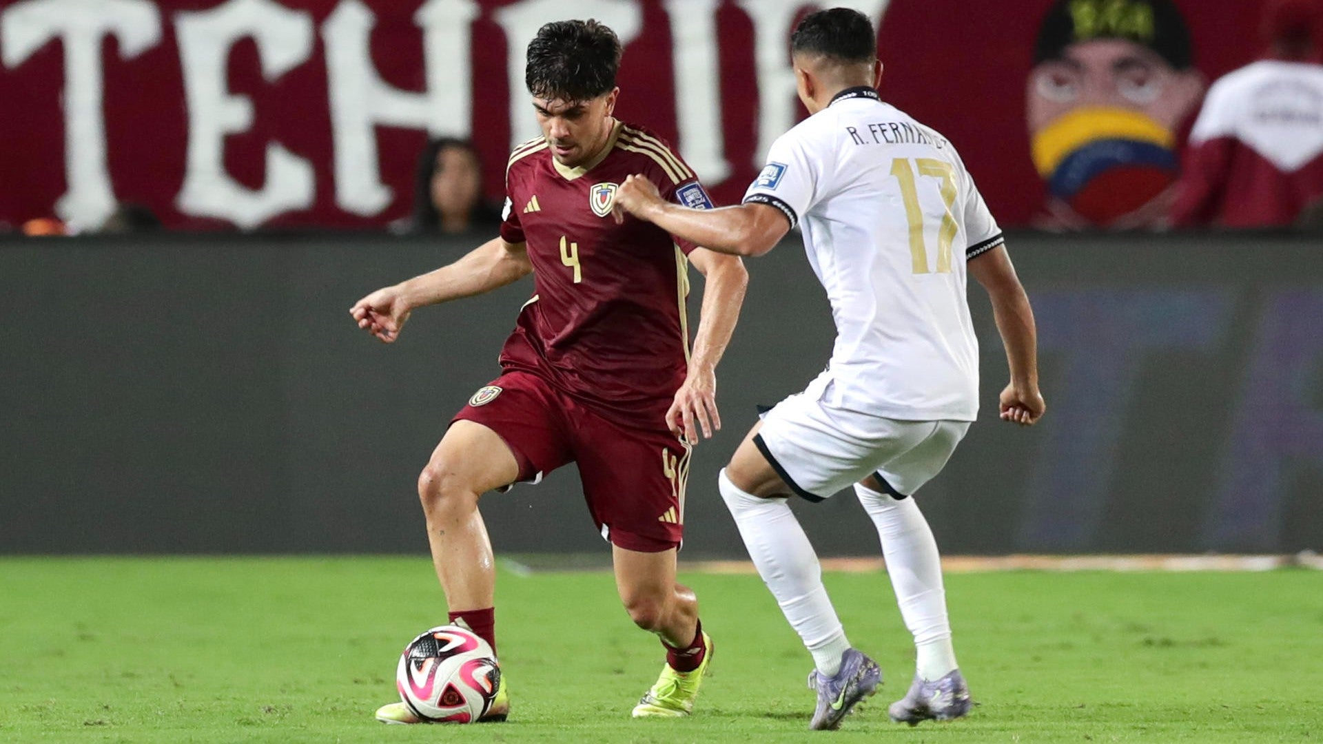 Jon Aramburu (i) de Venezuela disputa el balón con Roberto Fernández de Bolivia (EFE).