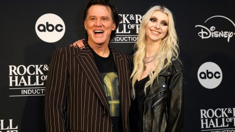 Jim Carrey y Taylor Momsen | Foto: AFP