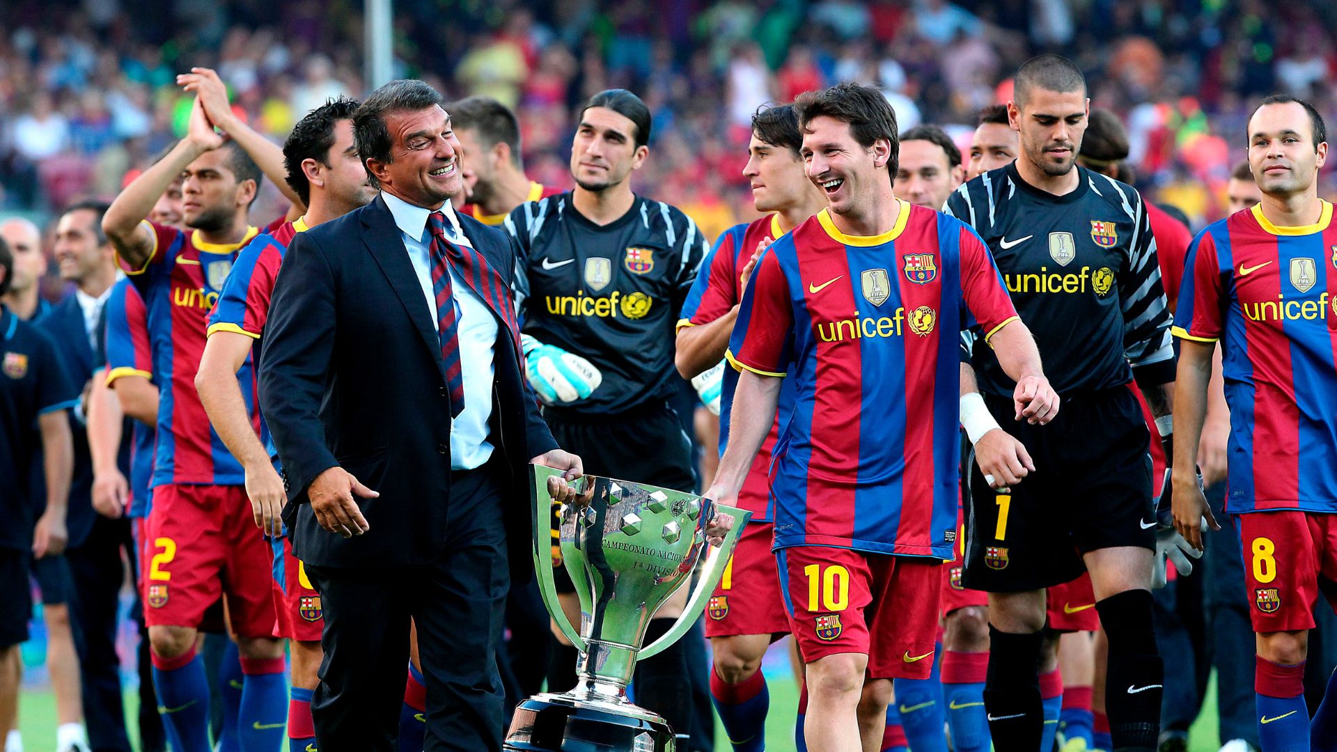 Messi y Laporta tras ganar el Joan Gamper 200910 en el Camp Nou – Foto EFE