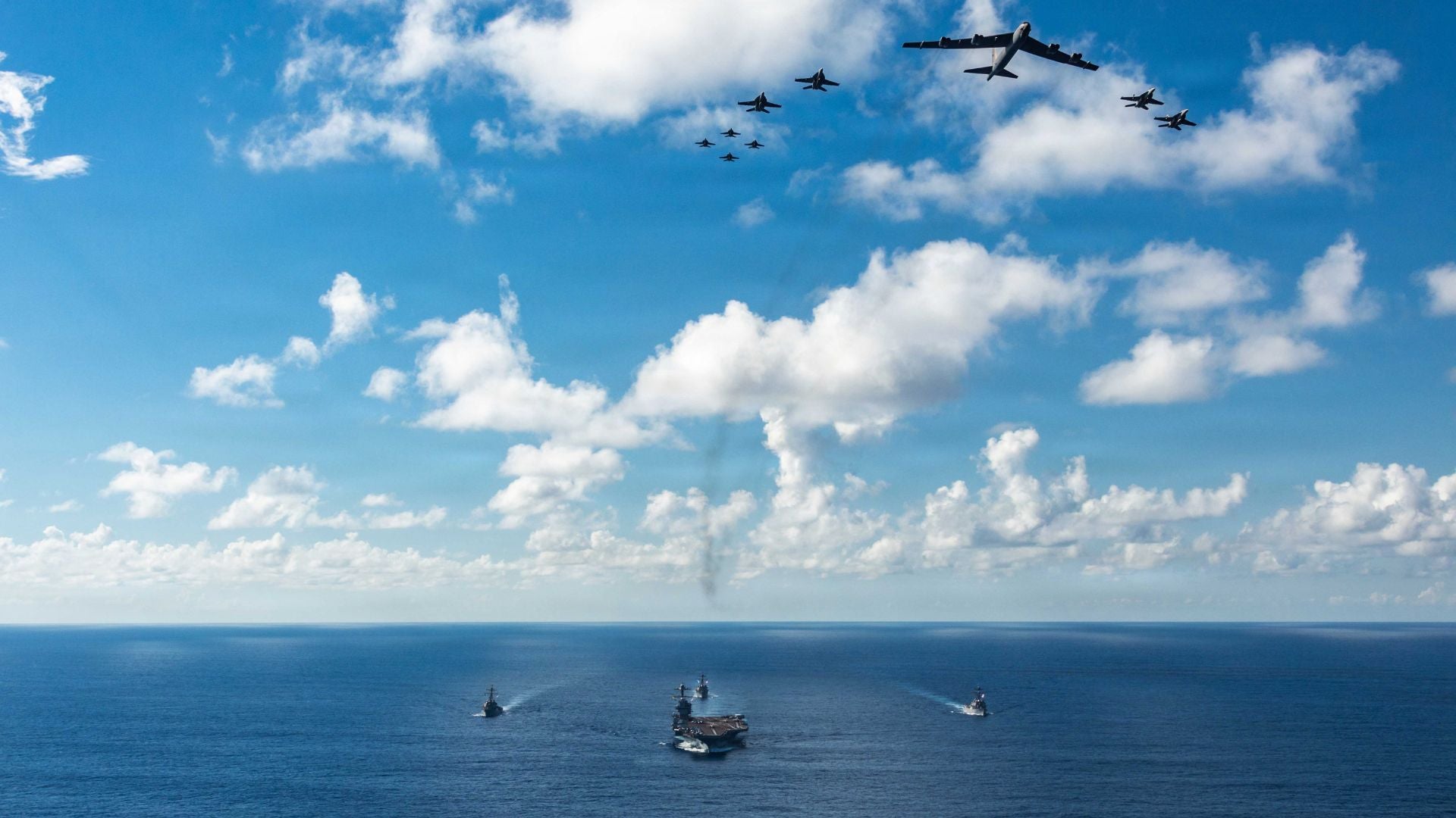 Imágenes del portaviones Gerald R. Ford durante ejercicios en el Atlántico - Fotos Departamento de Guerra/Seaman Zamirah Connor