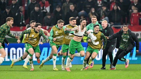 Jugadores de Irlanda festejando su cupo a repechaje | Foto: EFE