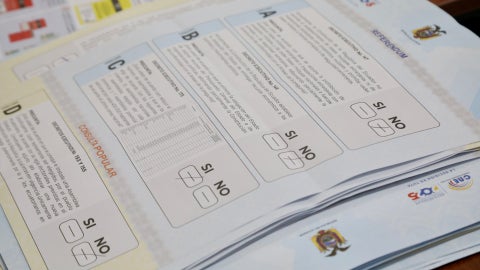 Papeleta de votación del referéndum en Ecuador | Foto: EFE