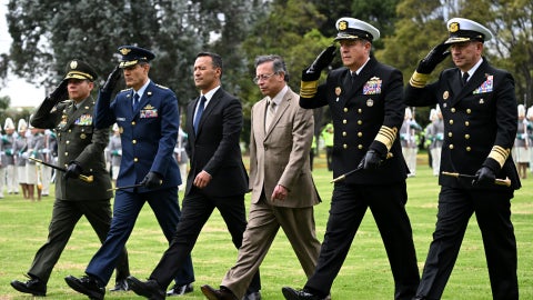 Gustavo Petro junto a miembros de las Fuerzas Militares de Colombia | Foto: AFP