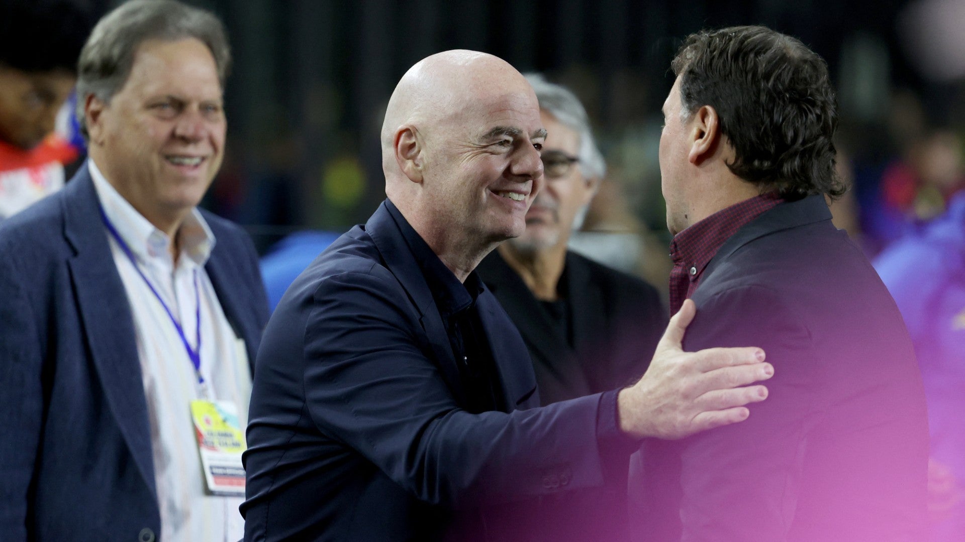 Gianni Infantino saludando al entrenador de Colombia, Néstor Lorenzo | Foto: AFP