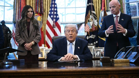 Gianni Infantino junto a Donald Trump y Kristi Noem | Foto: AFP