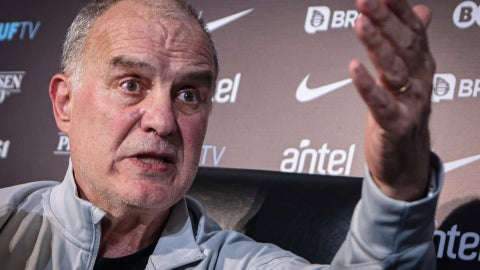 Marcelo Bielsa habló sobre su continuidad con Uruguay - Foto: EFE