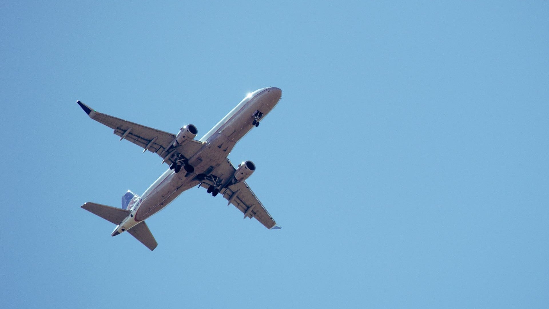 Avión comercial (Canva)