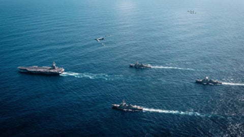 Unidades del Grupo de Ataque del Portaaviones Gerald R. Ford y un bombardero B-52 de la Fuerza Aérea de EE. UU. (EFE)