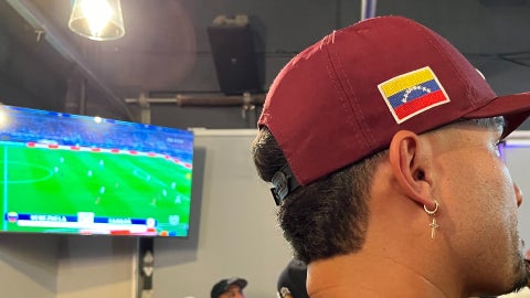 Fanático venezolano siguiendo un partido de fútbol entre Venezuela y Canadá - Foto de referencia: EFE