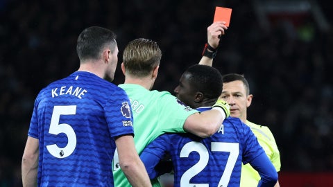 Momento de la expulsión del jugador del Everton, Idrissa Gueye | Foto: AFP