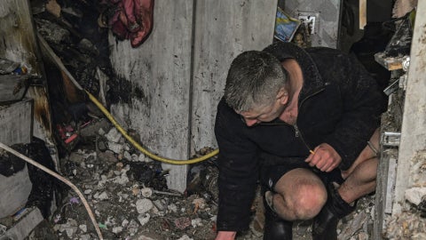 Hombre identificando cadáveres tras un bombardeo ruso en territorio ucraniano - Foto de referencia: AFP