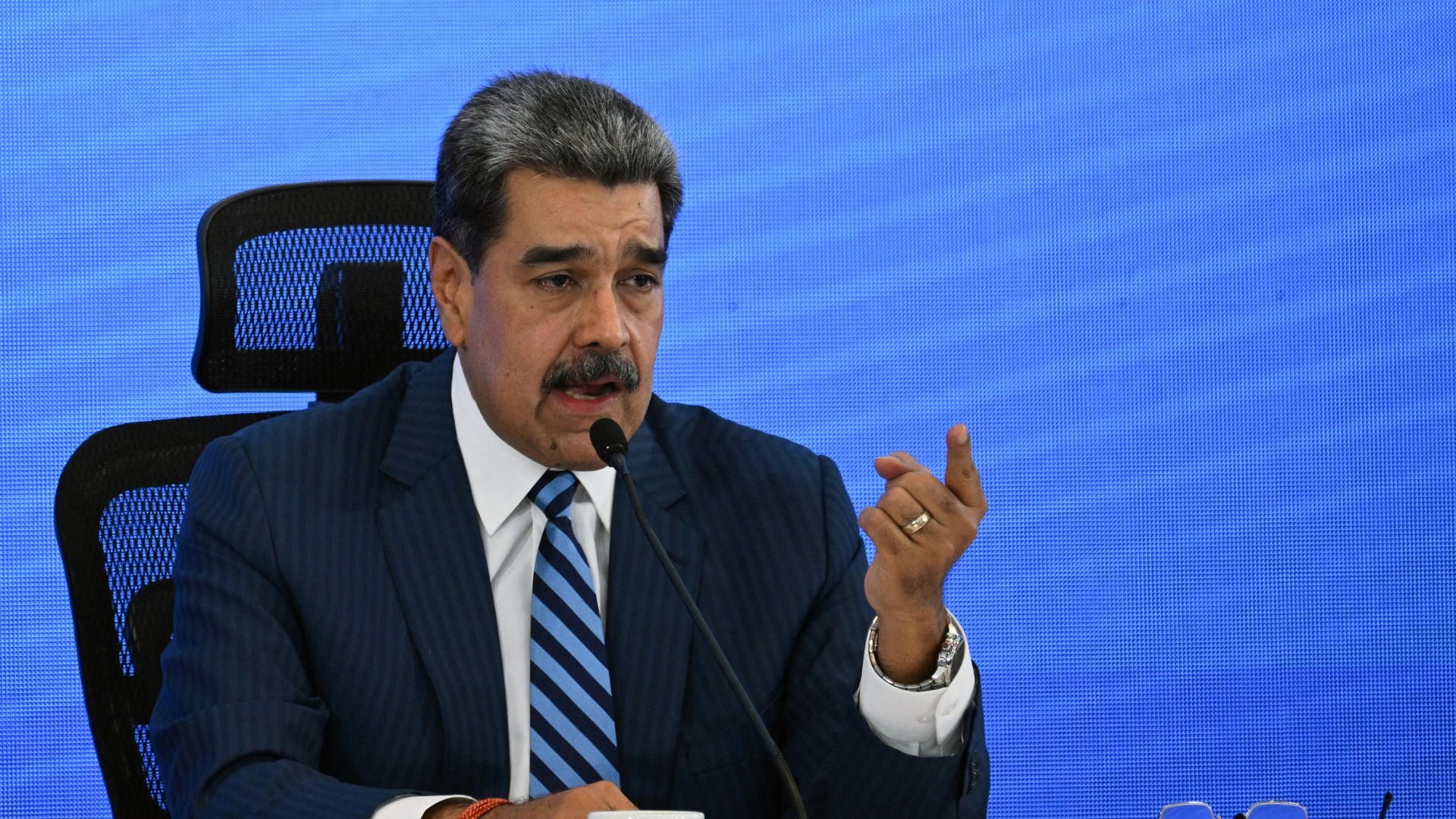 Nicolás Maduro presume regalo de cumpleaños - Foto: AFP
