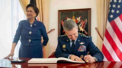 Jefe del Estado Mayor Conjunto, general Dan Caine, con la Primera Ministra de Trinidad y Tobago, Kamla Persad-Bissessar - Embajada de Estados Unidos en Puerto España