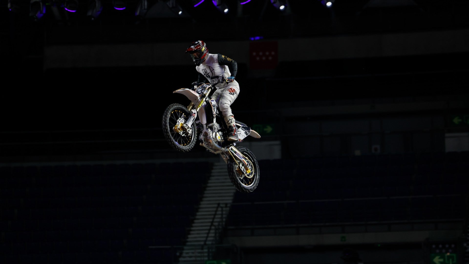 Motociclista acrobático | Foto referencia: EFE