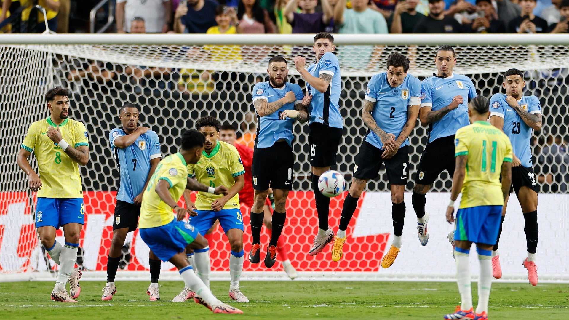 Selecciones de Brasil y Uruguay enfrentándose | Foto: AFP