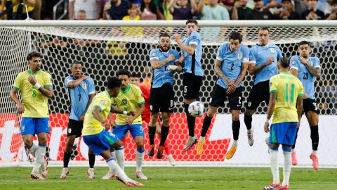 Selecciones de Brasil y Uruguay enfrentándose | Foto: AFP