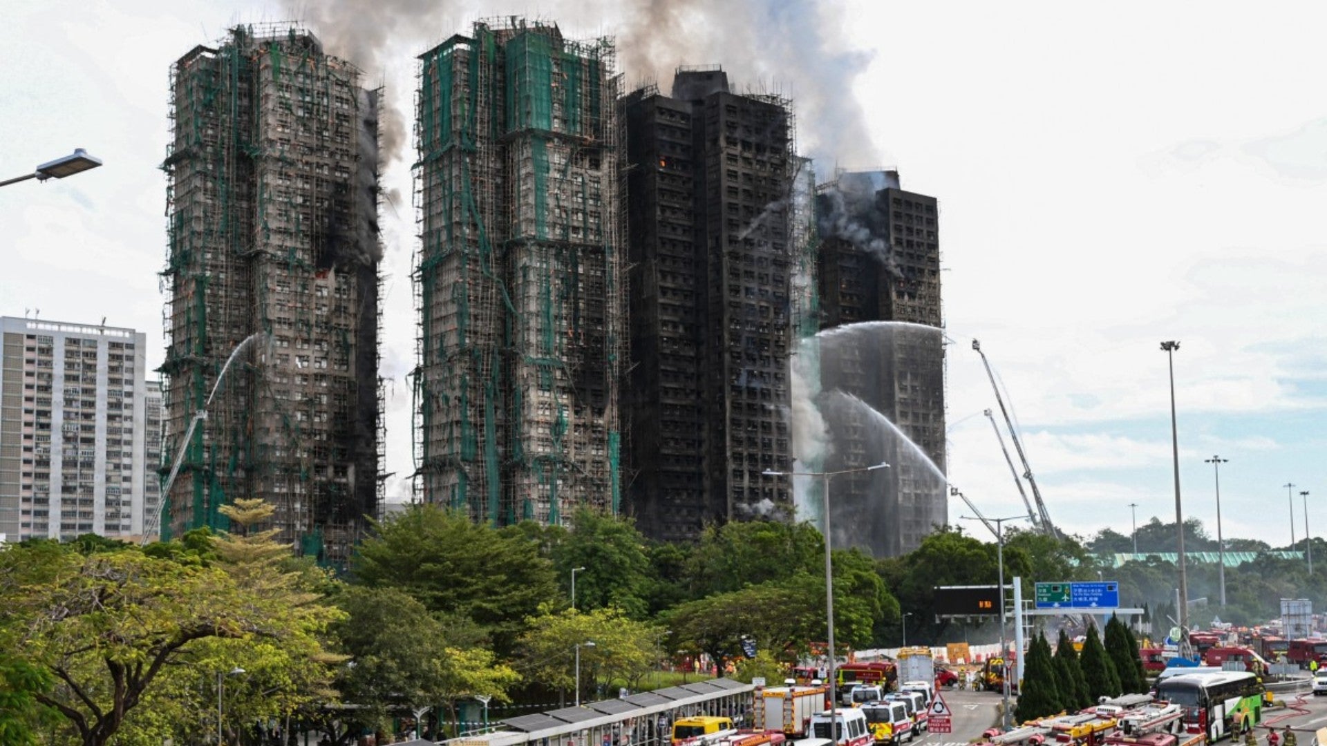 Incendio en complejo de edificios residenciales en Hong Kong (AFP)