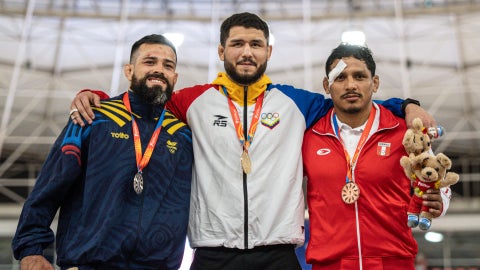 Los luchadores Luis Avendaño (Venezuela), Carlos Andrés Muñoz (Colombia) y Carlos Espinoza de (Perú) en los Juegos Bolivarianos 2025 - Foto: EFE