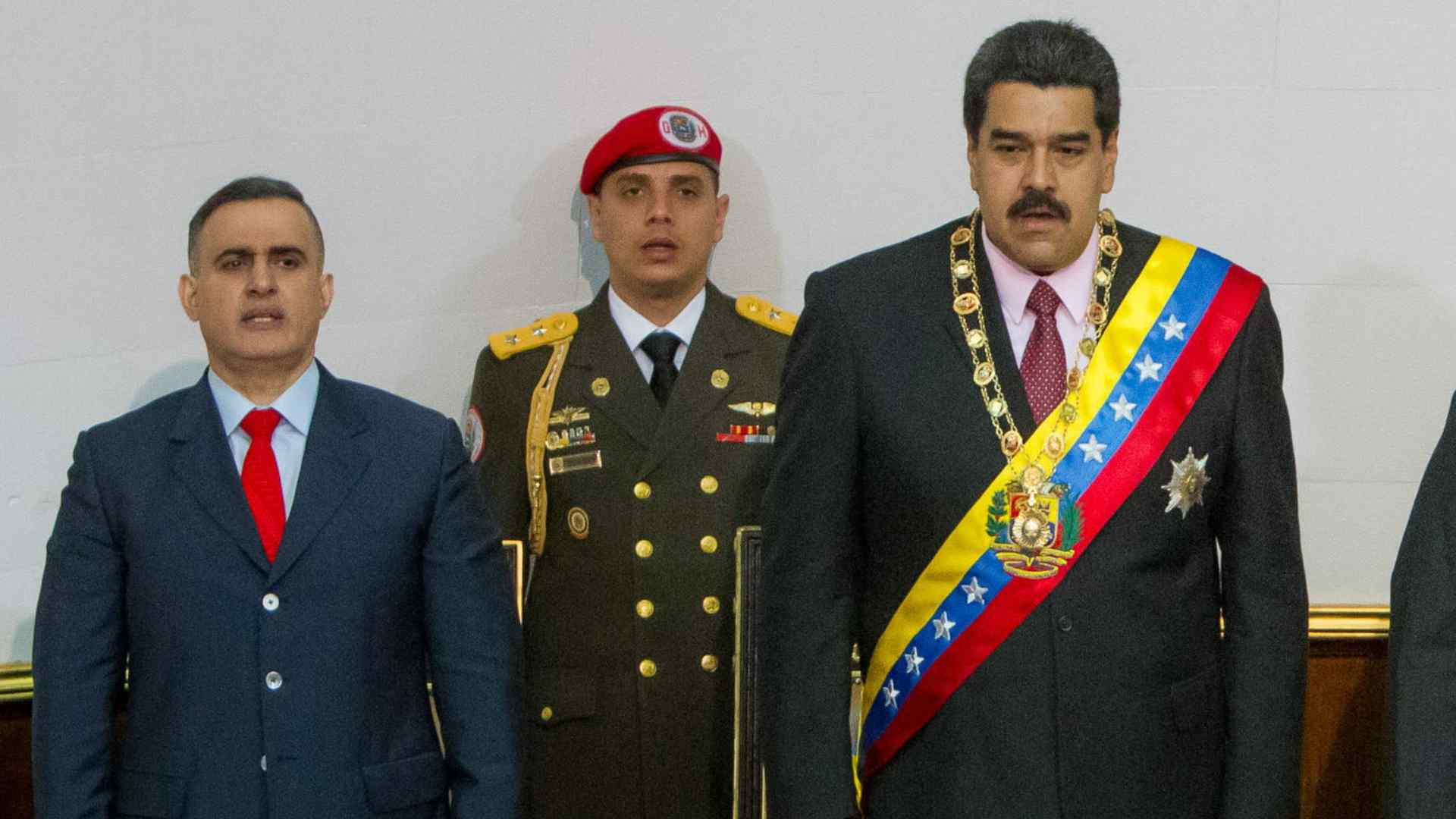 Tarek William Saab y Nicolás Maduro - EFE