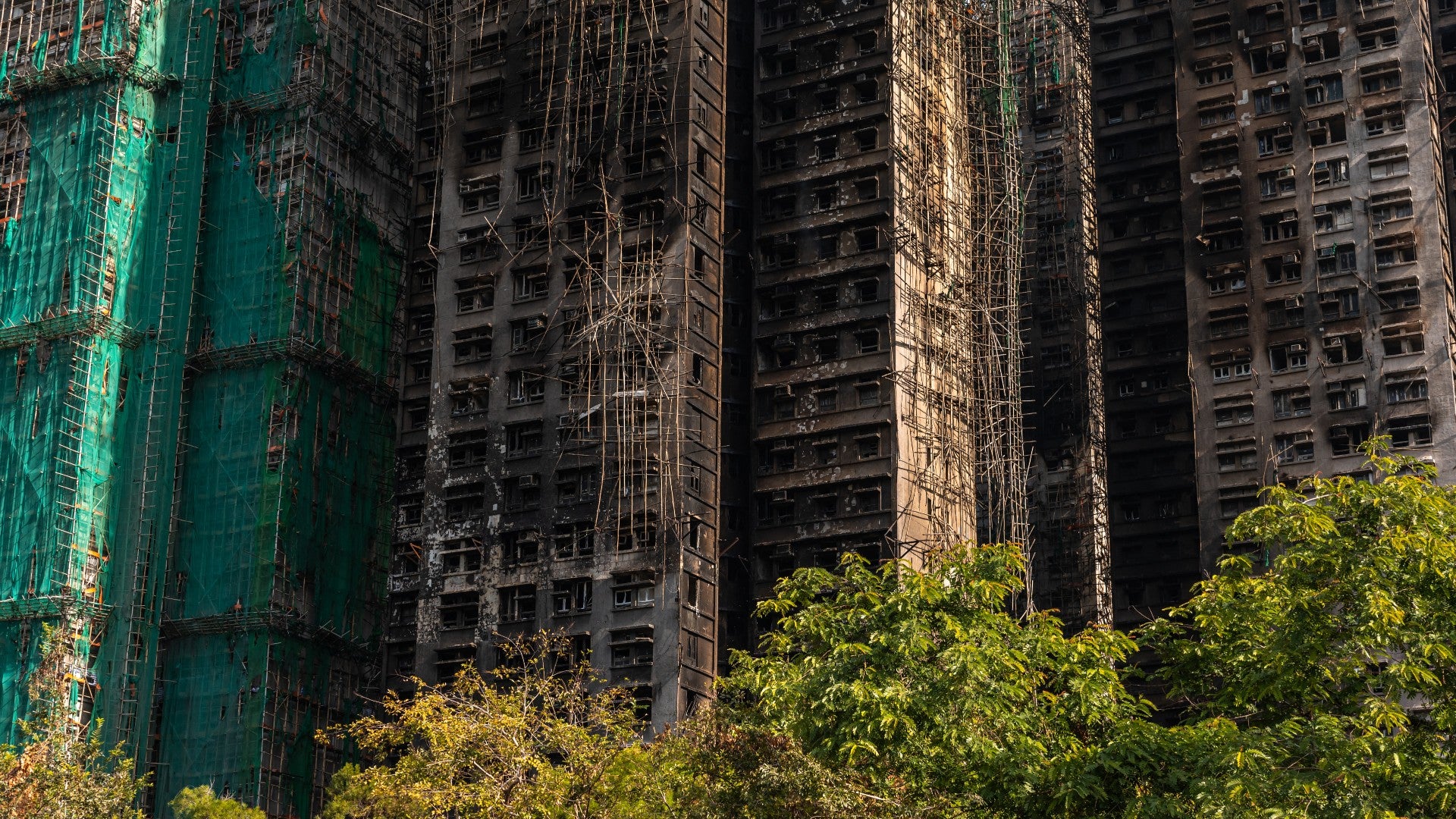 Vista general muestra las secuelas de un gran incendio que arrasó varios bloques de apartamentos en la urbanización Wang Fuk Court en el distrito Tai Po de Hong Kong - AFP