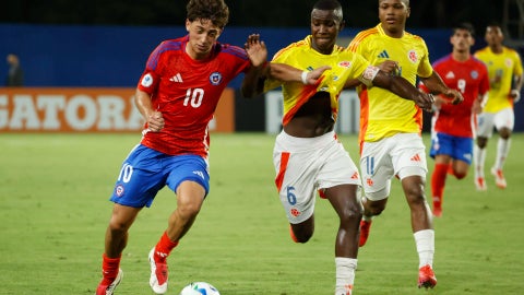 Cristian Camilo Orozco (d) de Colombia disputa un balón con Zidane Yáñez de Chile (I) (EFE)