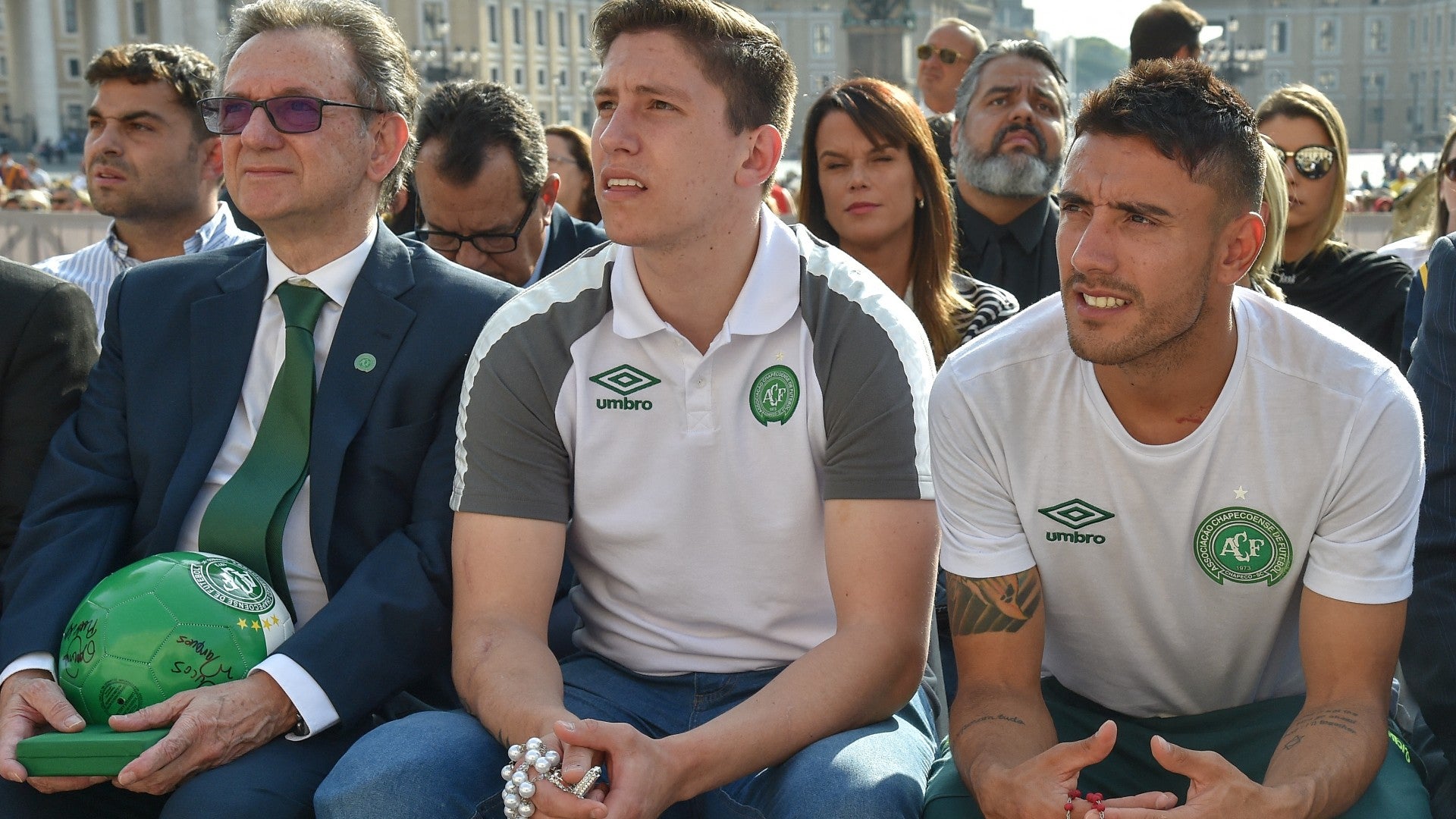 Presidente del Chapecoense junto a dos de los seis sobrevivientes del accidente, los futbolistas Jackson Raganar Follmann y Alan Ruschel | Foto: AFP