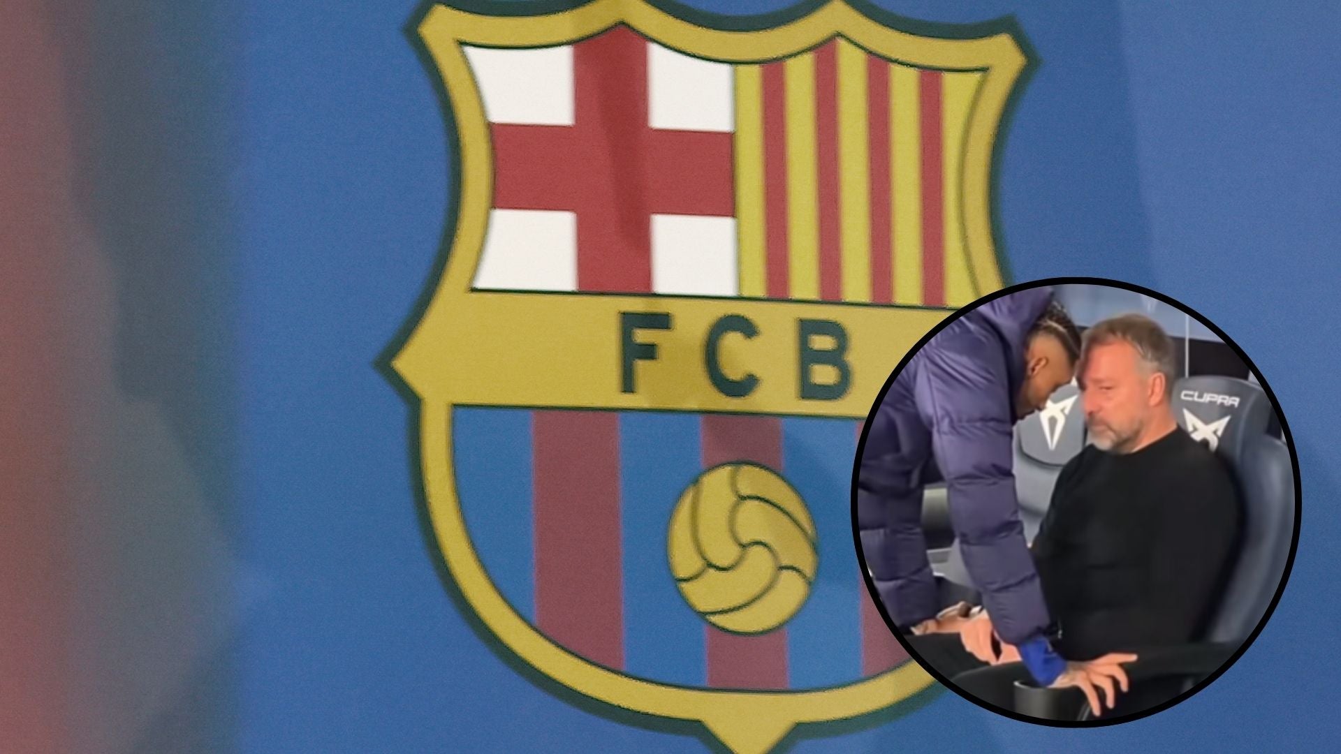 Logo del FC Barcelona - Raphinha, futbolista, y Hansi Flick, DT - Fotos: EFE / X