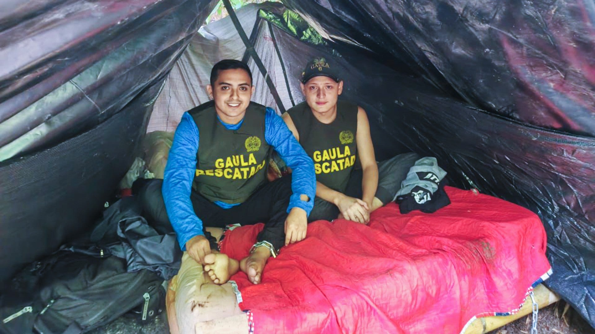 Miguel Ayala, hijo del cantante Giovanny Ayala, y su manager - Foto: Policía Nacional /EFE