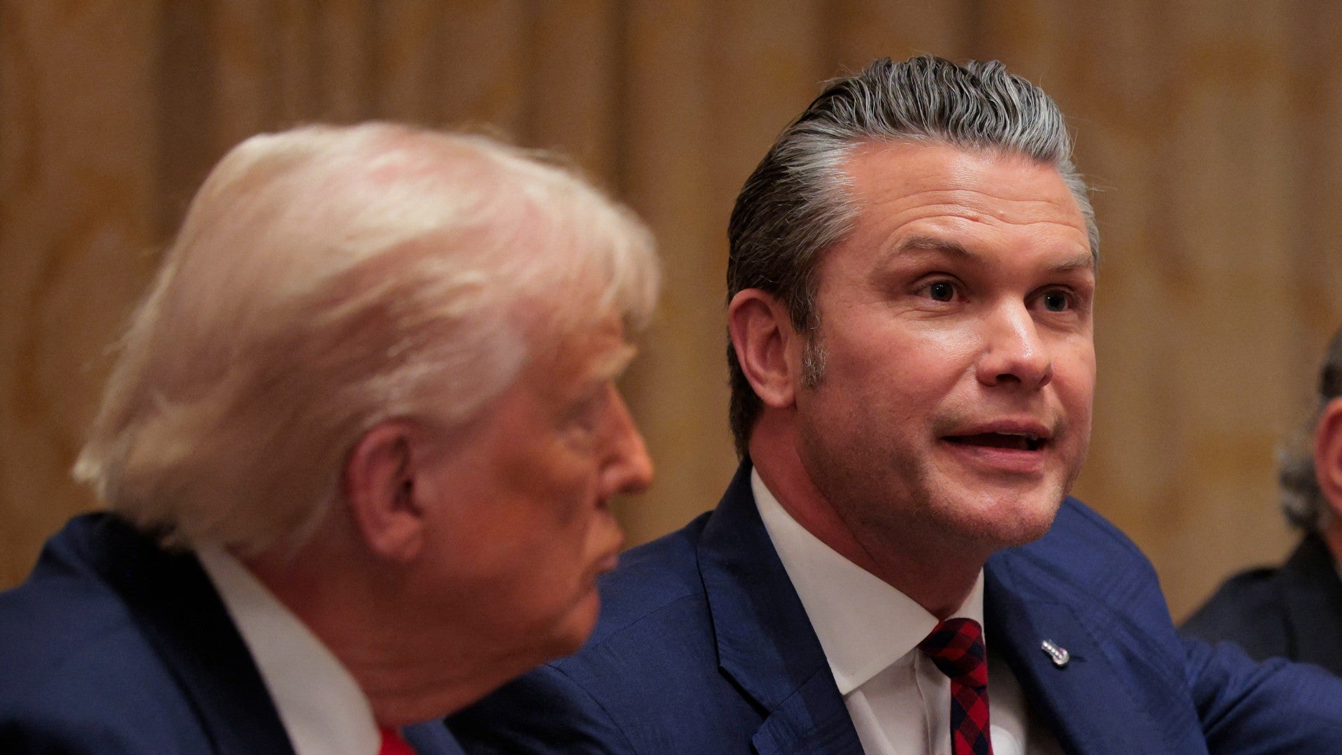 Secretario de Guerra de Estados Unidos, Pete Hegseth, junto al presidente Donald Trump - Foto: AFP