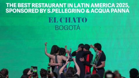 Representantes del colombiano El Chato celebran el reconocimiento como mejor restaurante en 2025. (EFE)
