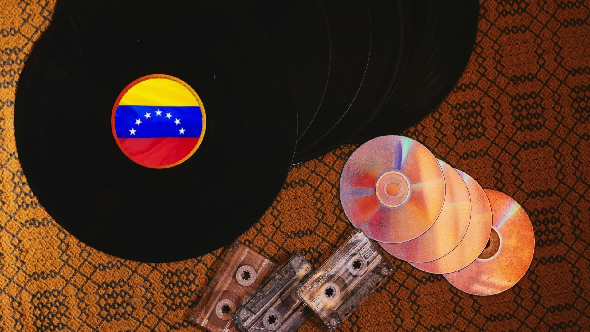 Bandera de Venezuela, discos, cassettes y cd's musicales - Fotos: X / Pexels