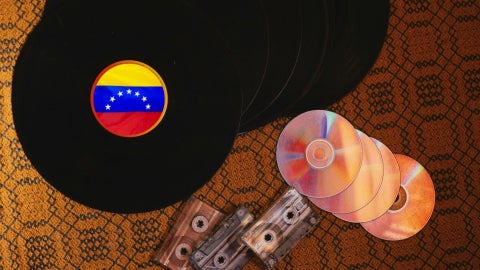 Bandera de Venezuela, discos, cassettes y cd's musicales - Fotos: X / Pexels