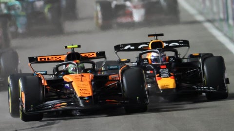 Lando Norris y Max Verstappen luchan posición en carrera de la Fórmula 1. (AFP)