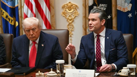Donald Trump y Pete Hegseth (AFP)