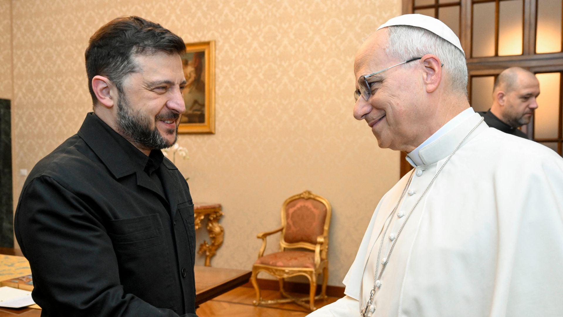 Zelenski afirma que enviará a Estados Unidos el plan "enmendado" para terminar con la guerra tras hablar con el papa - AFP