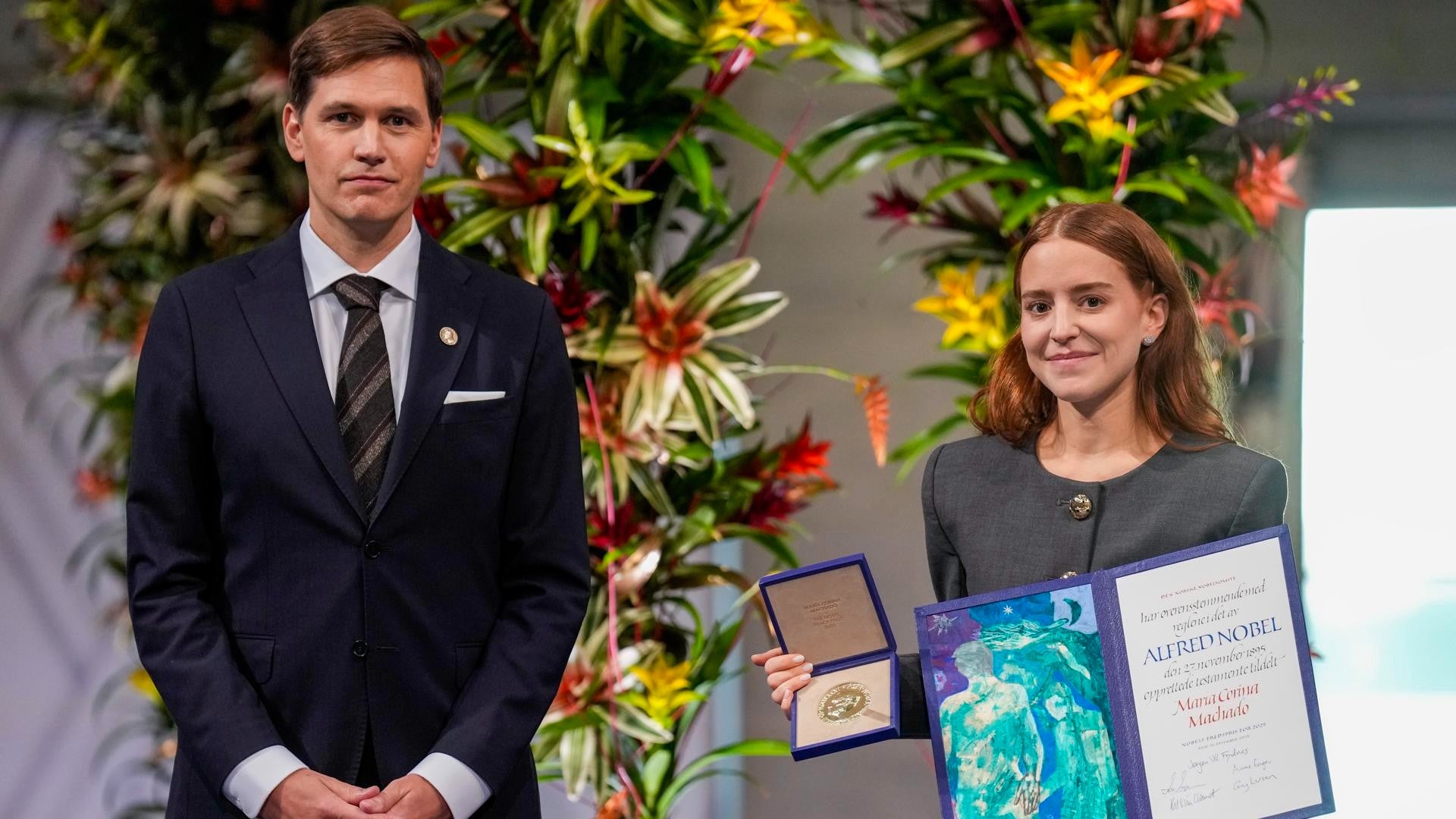 Jørgen Watne, presidente del Comité Noruego del Nobel, junto a la hija de María Corina Machado - Foto: EFE