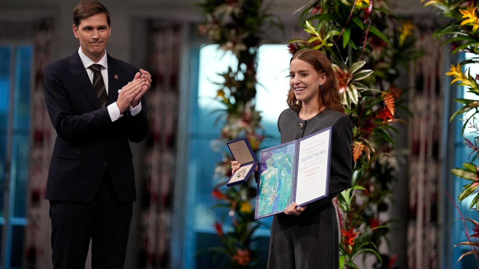 Jørgen Watne, presidente del Comité Noruego del Nobel, junto a la hija de María Corina Machado - Foto: EFE