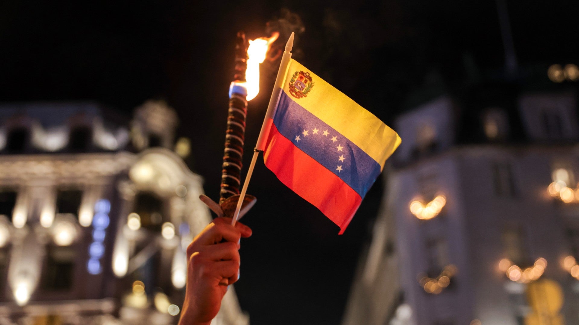 Bandera de Venezuela en la Marcha de las Antorchas en Oslo, Noruega - Foto: EFE